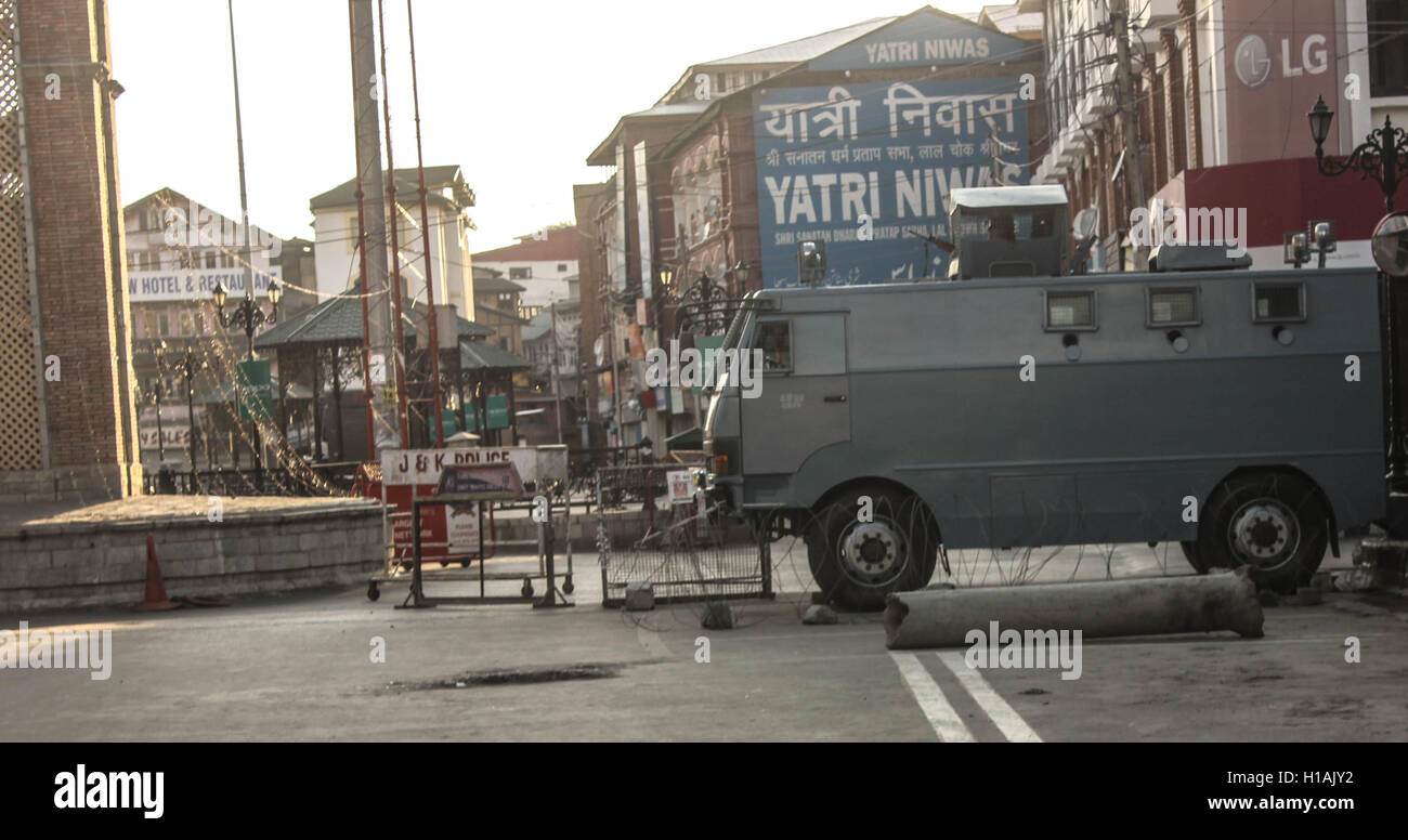 Srinagar Kashmir. 23 Settembre, 2016. Il Kashmir è rimasta chiusa per la 77th giorno consecutivo il venerdì come autorità imposto restrizioni in Srinagar city per impedire un separatista chiamato marcia di protesta. Credito: ajaz bhat/Alamy Live News Foto Stock