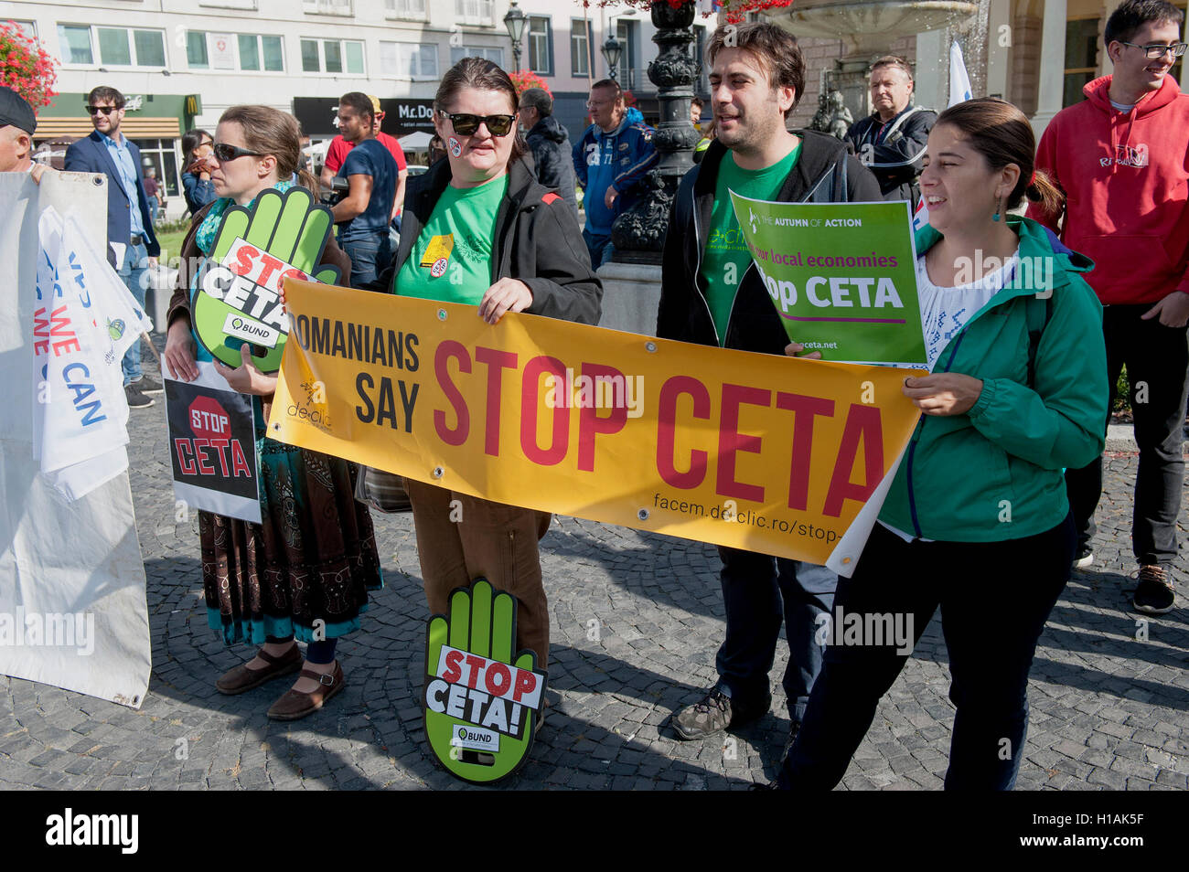 Bratislava, Slovacchia. 23 Sep, 2016. Duecento persone hanno protestato contro la UE-Canada zona di libero commercio trattativa (CETA) nel centro di Bratislava, Slovacchia dove i 28 Ministri dell'UE responsabile per il commercio internazionale ha avuto un dibattito informale sulle CETA e simili UE-Stati Uniti Accordo TTIP il 23 settembre 2016. Credito: Martin Mikula/CTK foto/Alamy Live News Foto Stock