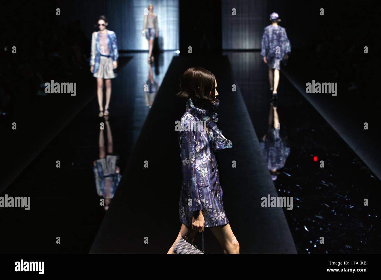 Milano, Italia. 23 Sep, 2016. Modelli di creazioni presenti a Giorgio Armani fashion show durante la settimana della moda milanese Primavera/Estate 2017 di Milano, Italia, Sett. 23, 2016. Credito: Jin Yu/Xinhua/Alamy Live News Foto Stock