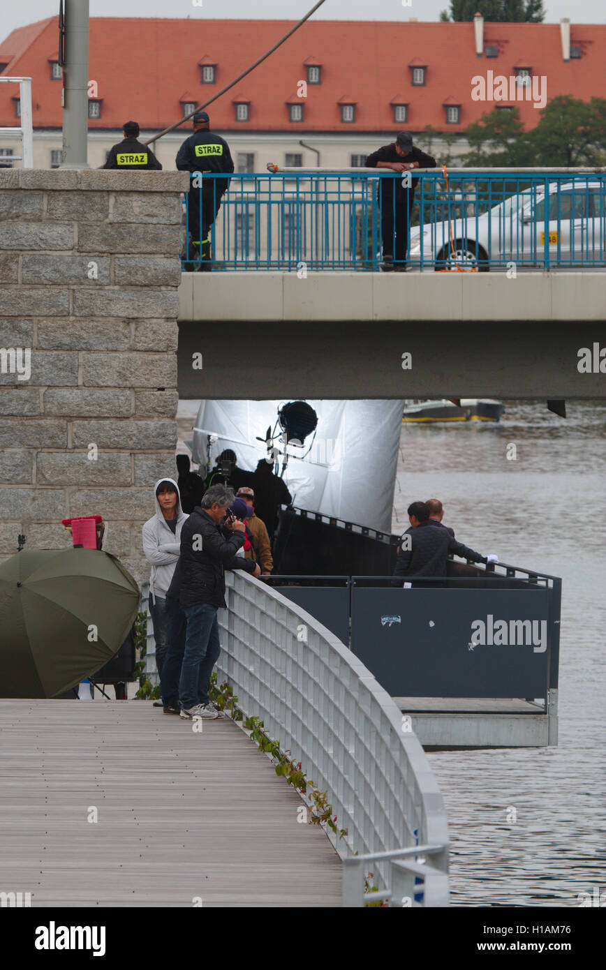 Wroclaw, Polonia. 23 Settembre, 2016. Corea del Sud equipaggio lavorando su un film "incompleta" sotto il ponte più Pokoju a Wroclaw in Polonia. Foto Stock