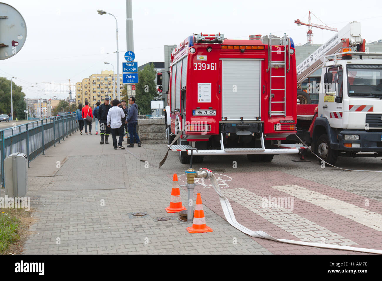 Wroclaw, Polonia. 23 Settembre, 2016. Mentre l'equipaggio funziona su un filmato "incompleta" sotto il ponte più Pokoju (Wroclaw, Polonia), i vigili del fuoco si prende cura che la pioggia è caduta ogni qualvolta necessario. Foto Stock