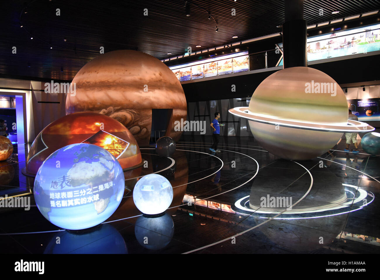 Pingtang. 23 Sep, 2016. Foto scattata il 7 settembre 23, 2016 mostra la Pingtang esperienza internazionale Planetarium in Pingtang County, a sud-ovest della Cina di Guizhou. Il Pingtang international radio telescope turismo e industria culturale park è quasi completato. Il parco che include il planetarium, Visitor Center e altri progetti turistici è di 5 km lontano dal cinque-cento metri di apertura telescopio sferica (veloce) in Pingtang. Credito: Liu Xu/Xinhua/Alamy Live News Foto Stock