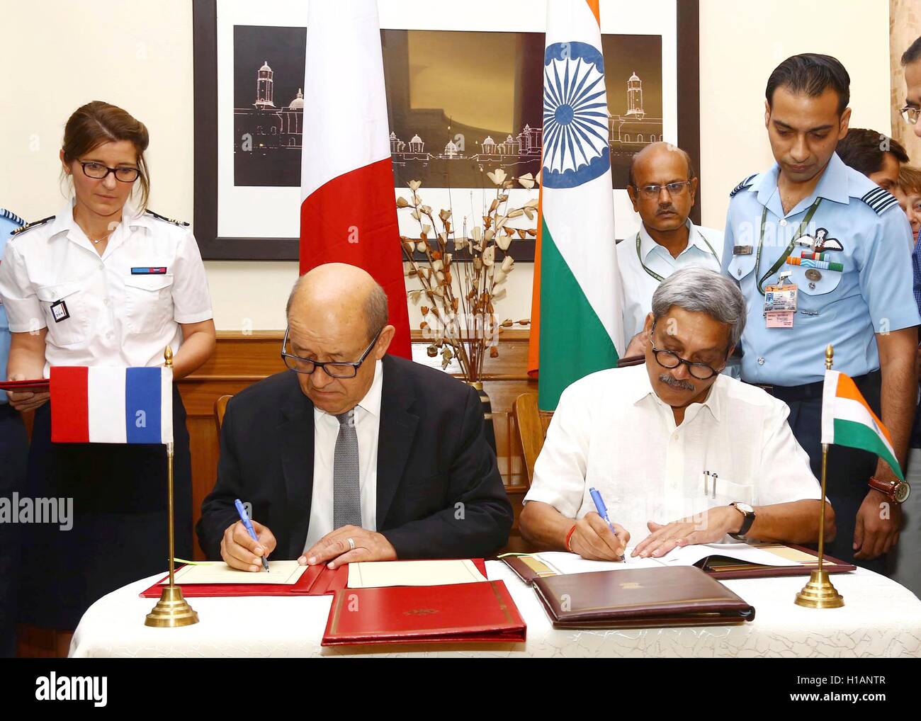 Indian Ministro della difesa Manohar Parrikar firma un accordo con il Ministero della Difesa francese Jean-Yves Le Drian per acquisto fatto francese Rafale jet fighter Settembre 23, 2016 a Nuova Dehli, in India. La trattativa dovrà alimentazione 36 Dassault aviazione Rafale jet fighter ha riportato la pena Û7.87 miliardi ($8,8 miliardi di euro). Foto Stock