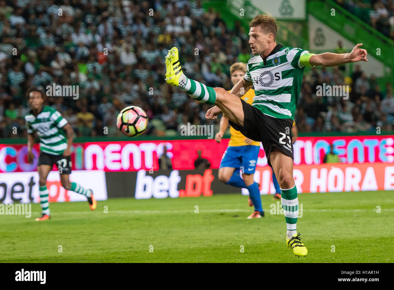 Il Portogallo, Lisbona, Sett. 23, 2016 - portoghese di calcio - Adrien Silva (R), il giocatore sportivo, in azione durante il portoghese prima League match tra Sporting ed Estoril a Alvalade XXI Stadium, a Lisbona, Portogallo. Credito: Bruno de Carvalho/Alamy Live News Foto Stock