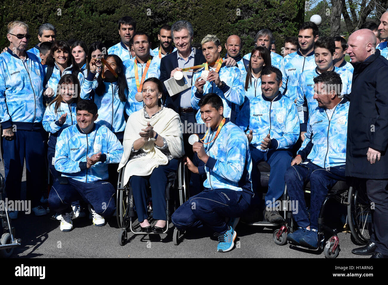 Buenos Aires, Argentina. 23 Sep, 2016. Argentina del Presidente Mauricio Macri (C) pone con gli atleti paralimpici durante una cerimonia di benvenuto per il 2016 Paralimpiadi delegazione dell'Argentina a Buenos Aires, Argentina, il 7 settembre 23, 2016. Credito: Presidenza Argentina/TELAM/Xinhua/Alamy Live News Foto Stock