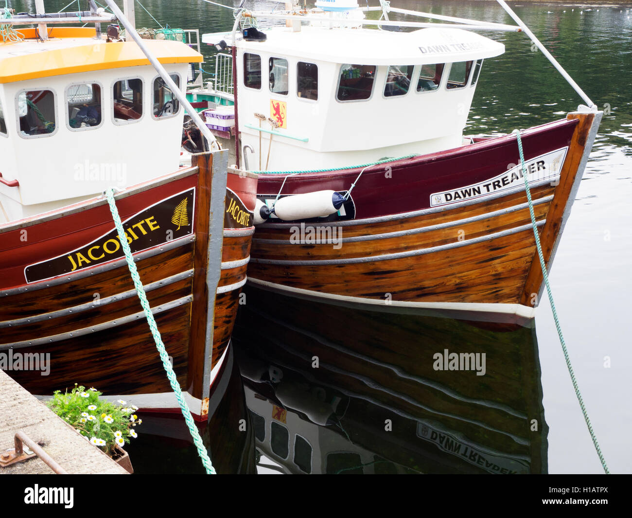 Barche di legno ormeggiate nel porto di Tobermory Isle of Mull Argyll and Bute Scozia Scotland Foto Stock