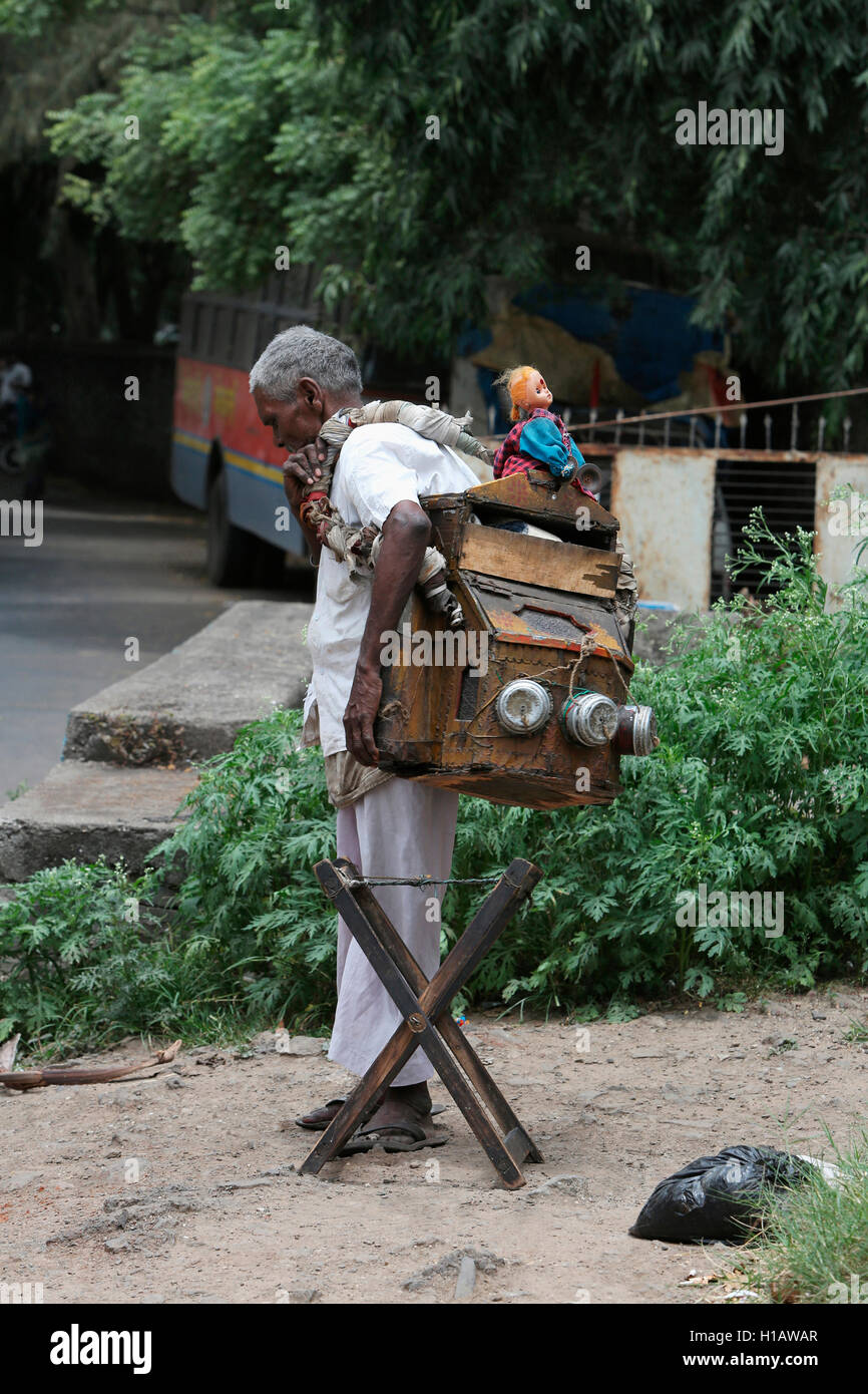 Il vecchio uomo che porta il Bioscope, Pune, Maharashtra Foto Stock