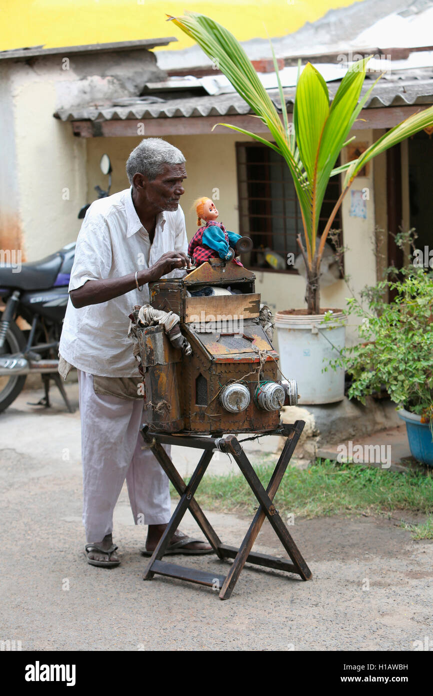 Un vecchio uomo con un bioscope, Pune, Maharashtra Foto Stock