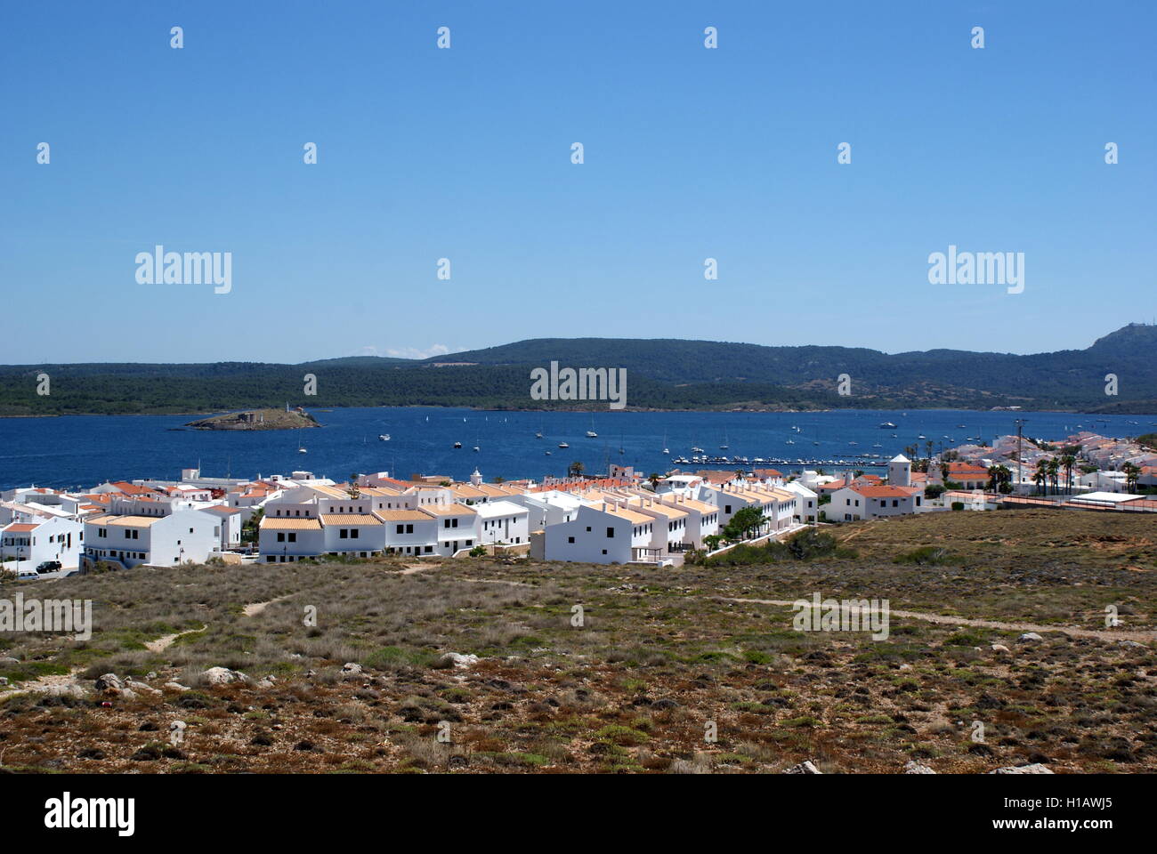 Vista di Cala Fornells e Fornells village dalla Torre de Fornells Menorca, Spagna Foto Stock