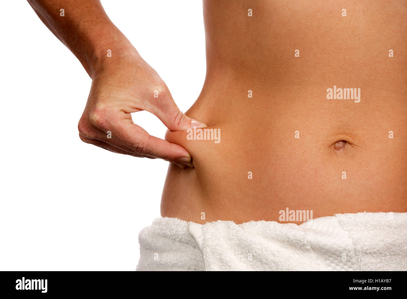 Donna sottile pizzichi di qualche eccesso di carne del suo stomaco al suo girovita come una dieta e il concetto di salute. Foto Stock