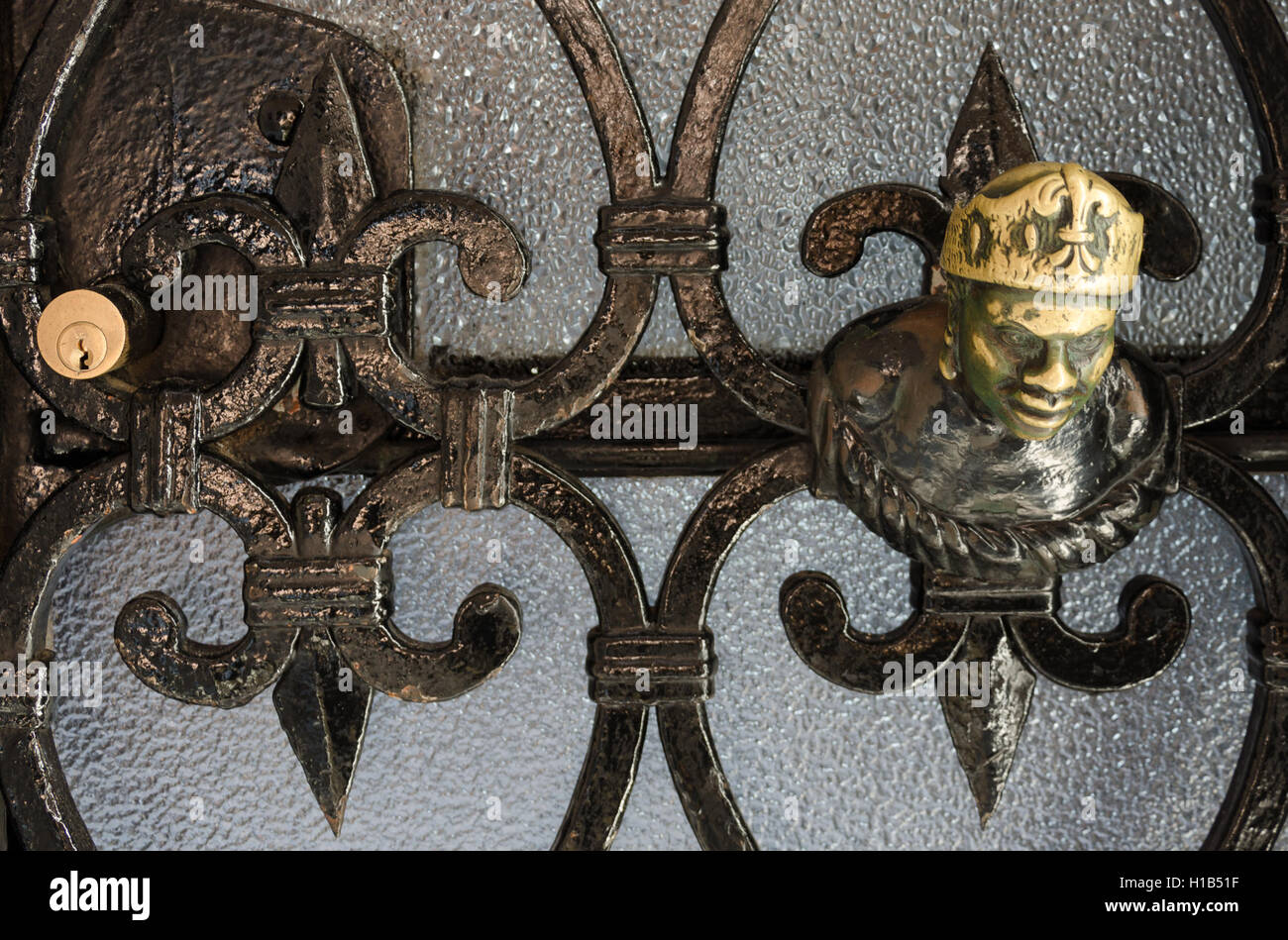 Vecchia manopola decorativo maniglia sul vetro di una porta di metallo a Venezia, Italia Foto Stock