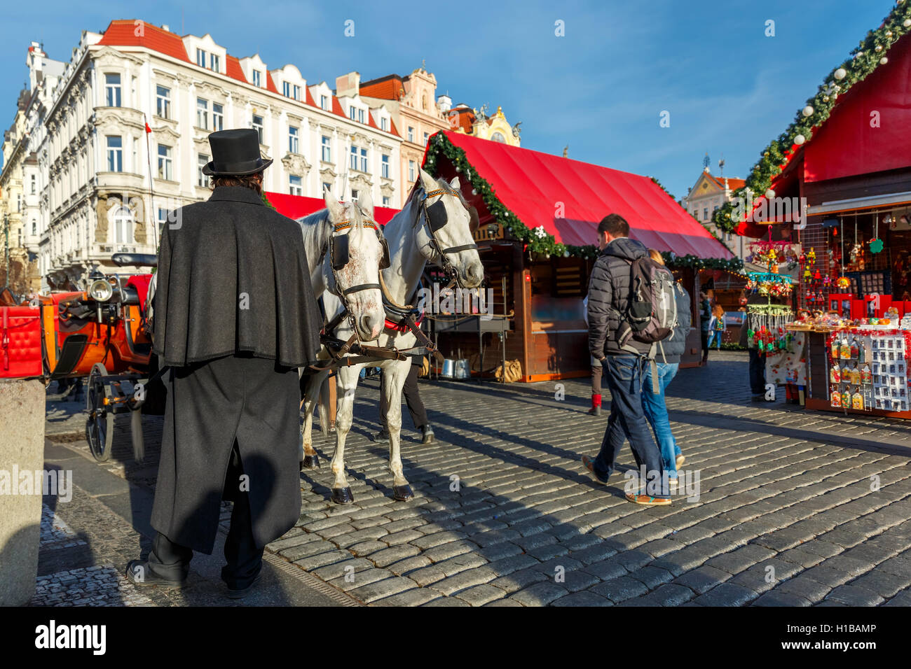 Carrozza a cavallo sulla Piazza della Città Vecchia di Praga Foto Stock
