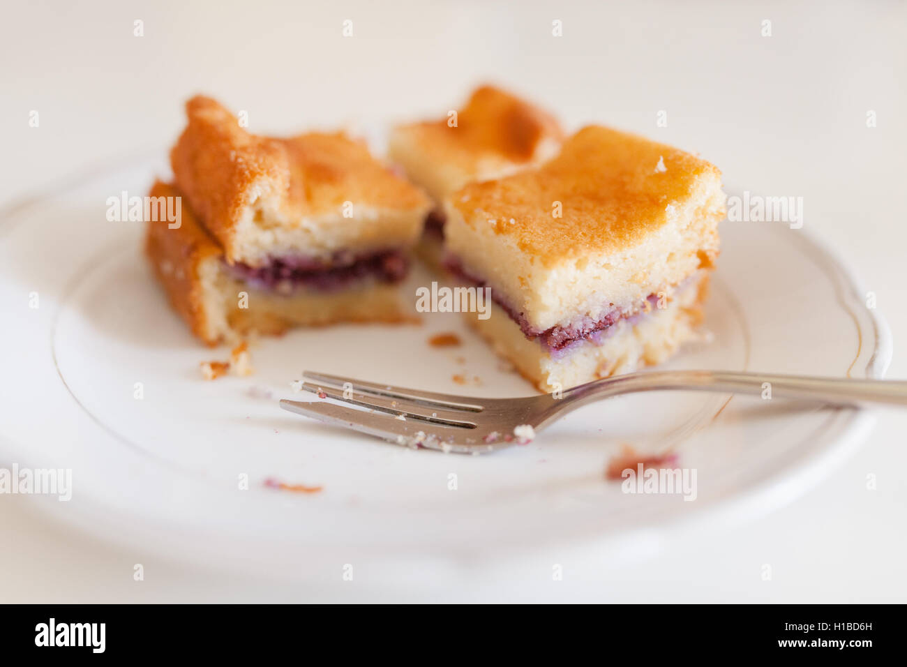 Fette di esente da glutine dolci fatti in casa con ripieno di mirtilli sulla piastra. Foto Stock