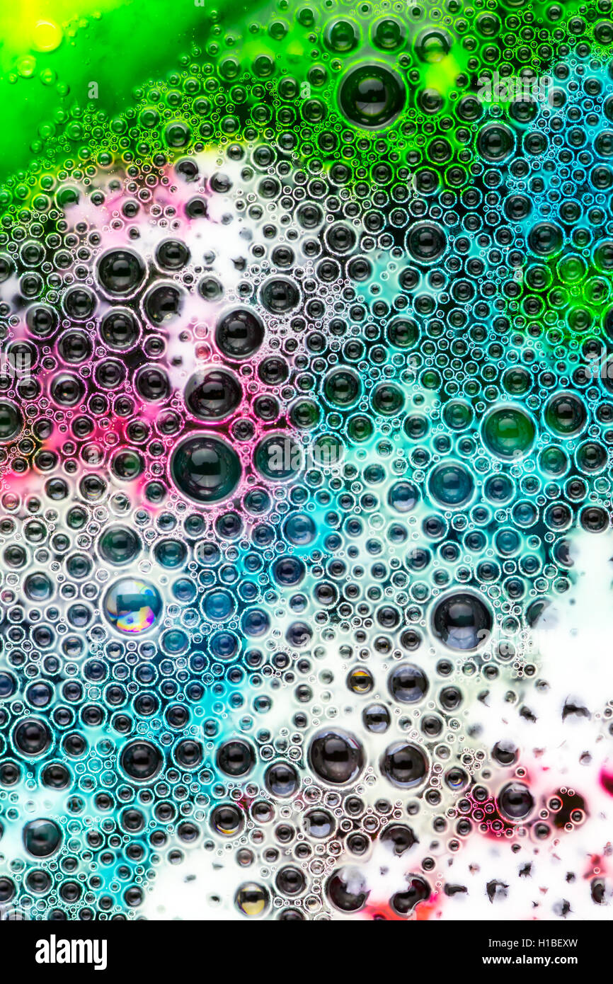 Bollicine d'aria alla superficie del liquido colorato. sfondo astratto. Foto Stock