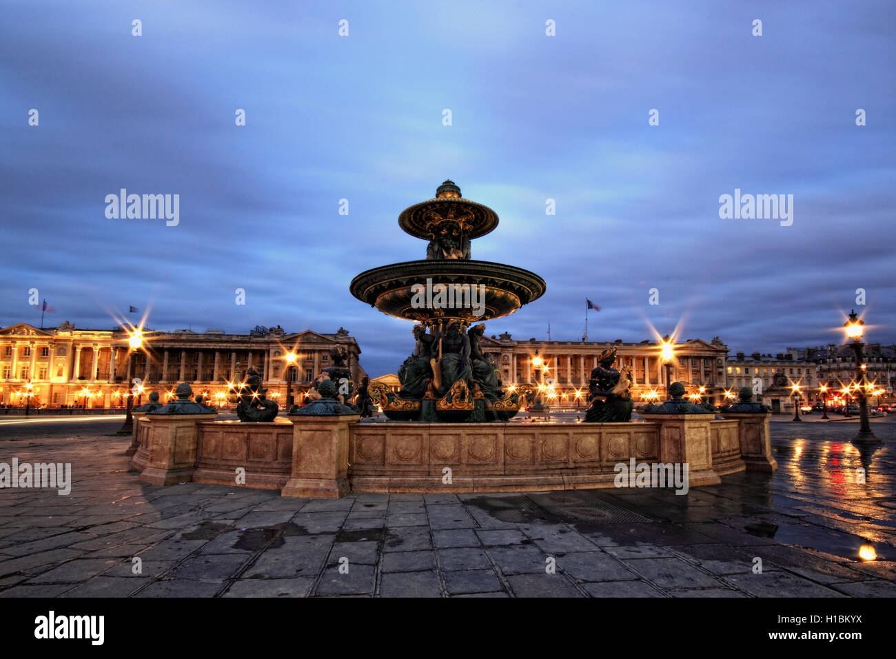 Fontana a Place de la Concordia in Parigi Francia dal crepuscolo Foto Stock