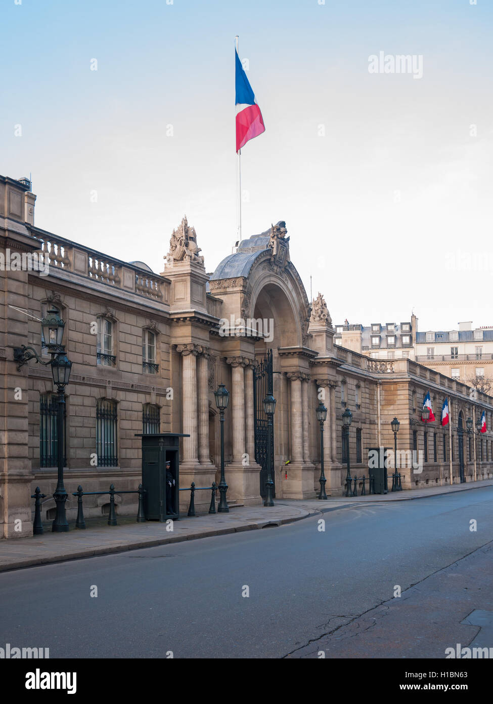 Bandiere francesi all'Elysee Palace residence del presidente francese Parigi Francia Foto Stock