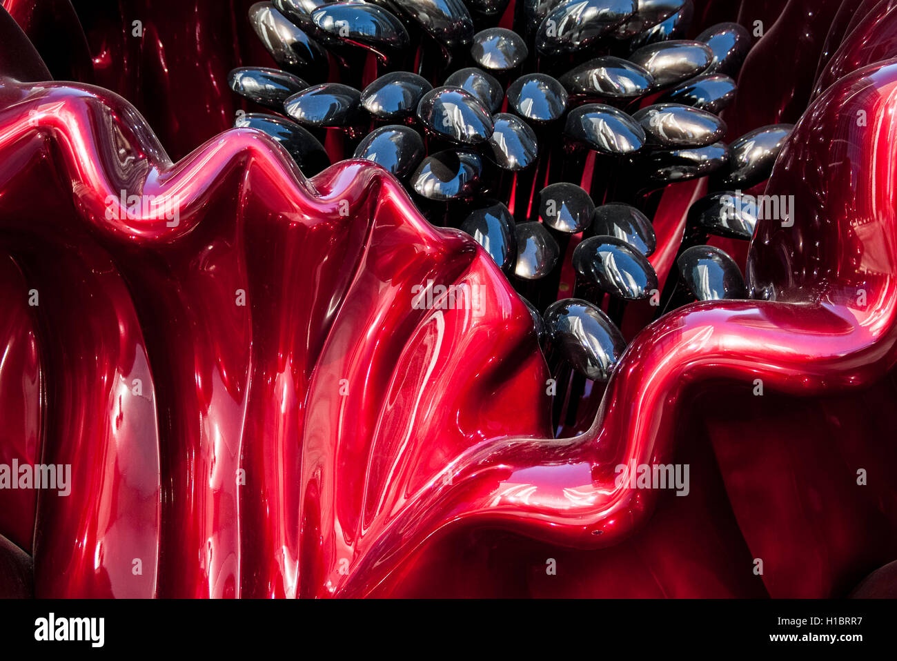 LONDON, Regno Unito - 16 Marzo 2014: Amore e pace, un lucente scultura di papavero da Ana Tzarev, installati nelle Docklands di Londra zona. Foto Stock