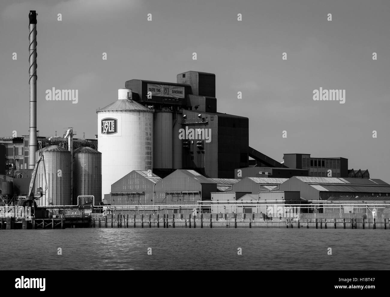 LONDON, Regno Unito - 7 Settembre 2014: Tate & Lyle raffineria di zucchero dal fiume Tamigi. Elaborati in B&W. Foto Stock
