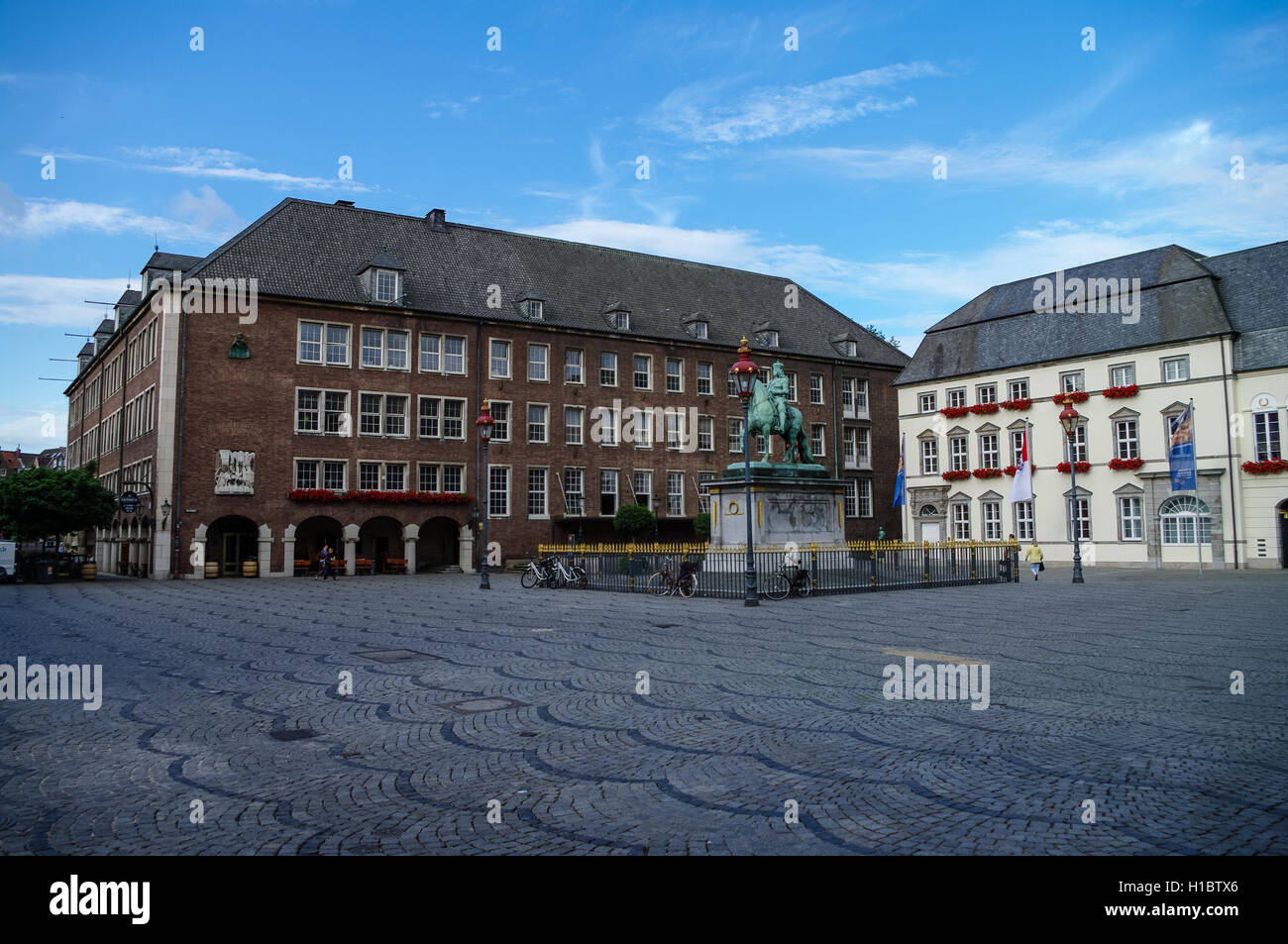 Monumento equestre di Johann Wilhelm II (Jan Wellem) e il Municipio della Città Vecchia di Dusseldorf, Germania Foto Stock