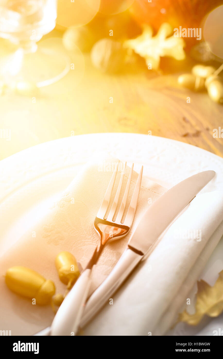 Nota di ringraziamento con sfondo autunno zucca sul tavolo da pranzo Foto Stock