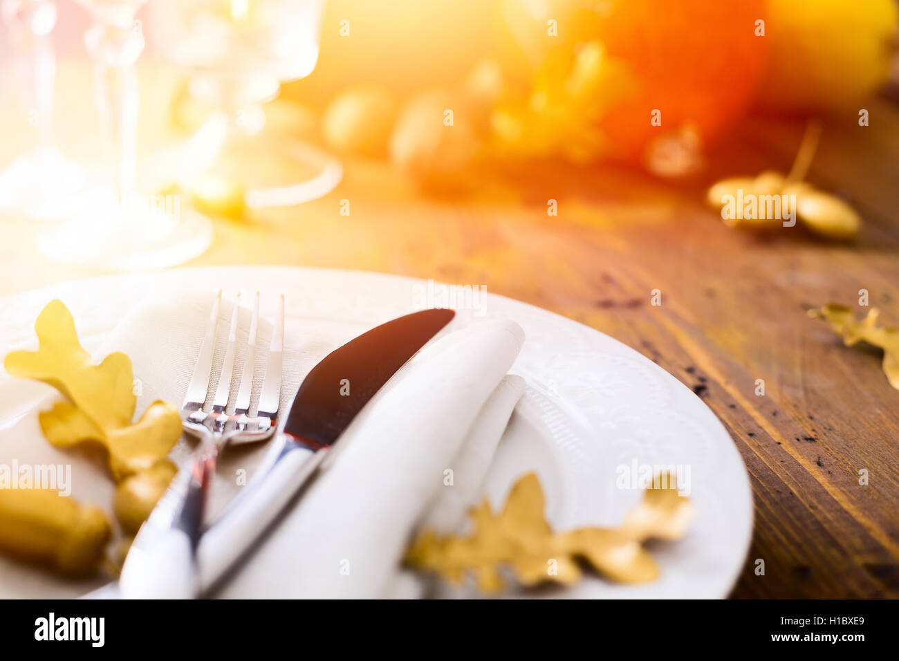 Nota di ringraziamento con sfondo autunno zucca sul tavolo da pranzo Foto Stock