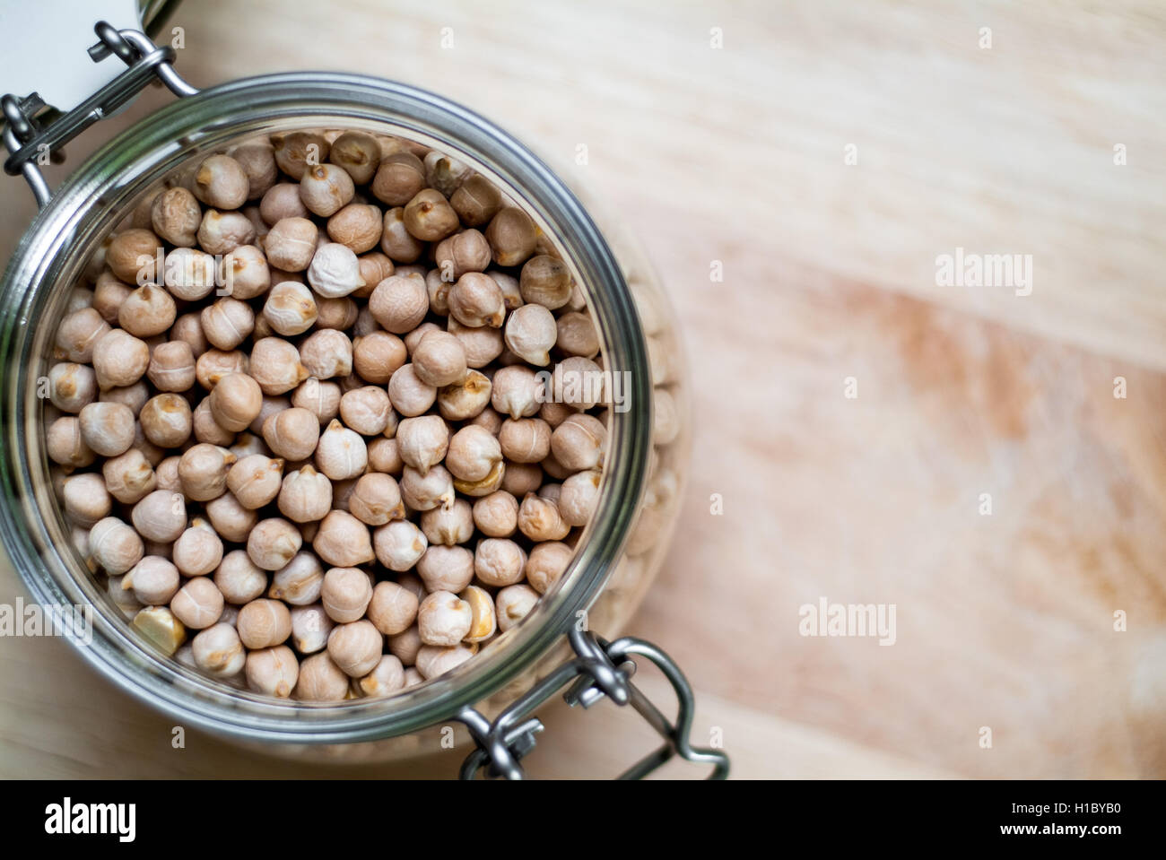 Primo piano di un vasetto di vetro con ceci Foto Stock