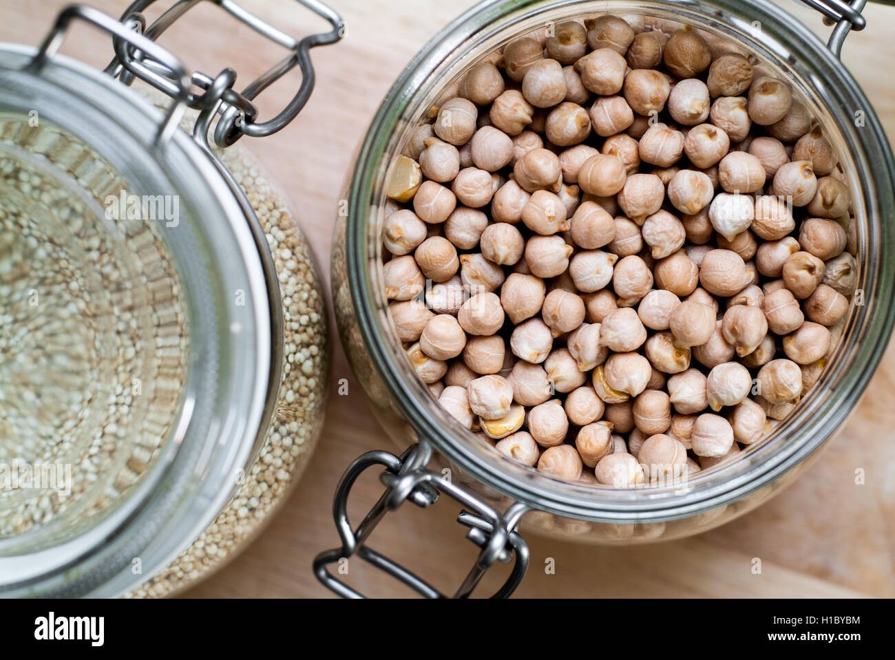 Primo piano di vasi di vetro con i ceci e la quinoa Foto Stock