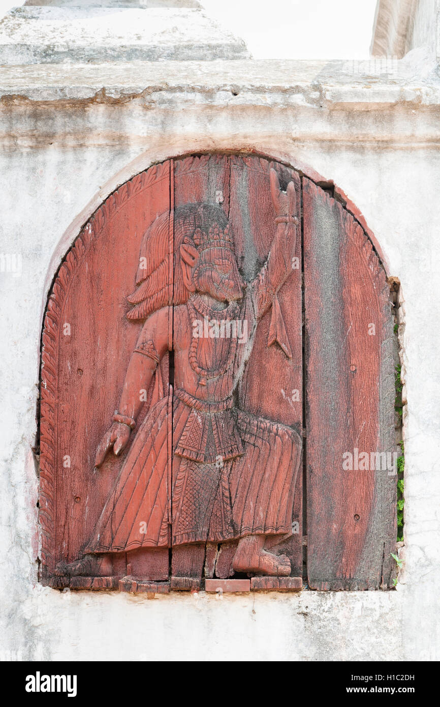 Intaglio del legno su Laska Dhoka, la porta della città nel centro di Bhaktapur città in Nepal Foto Stock