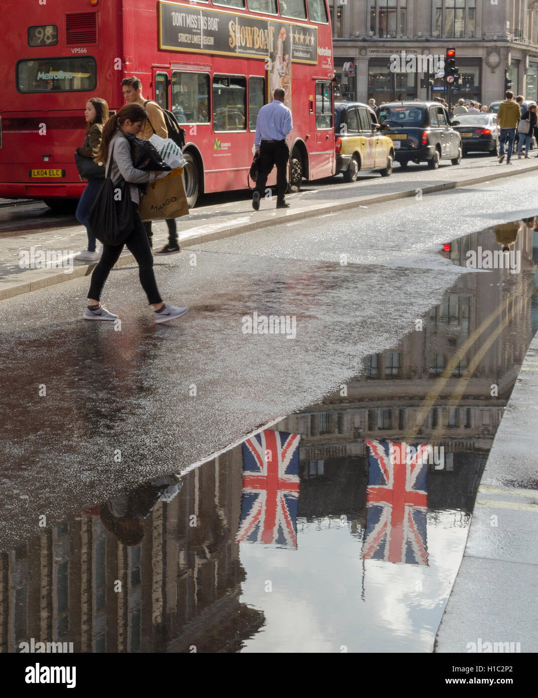 Bandiera dell'Unione, riflessioni, Londra, Bus Rosso, Bus Lon Foto Stock