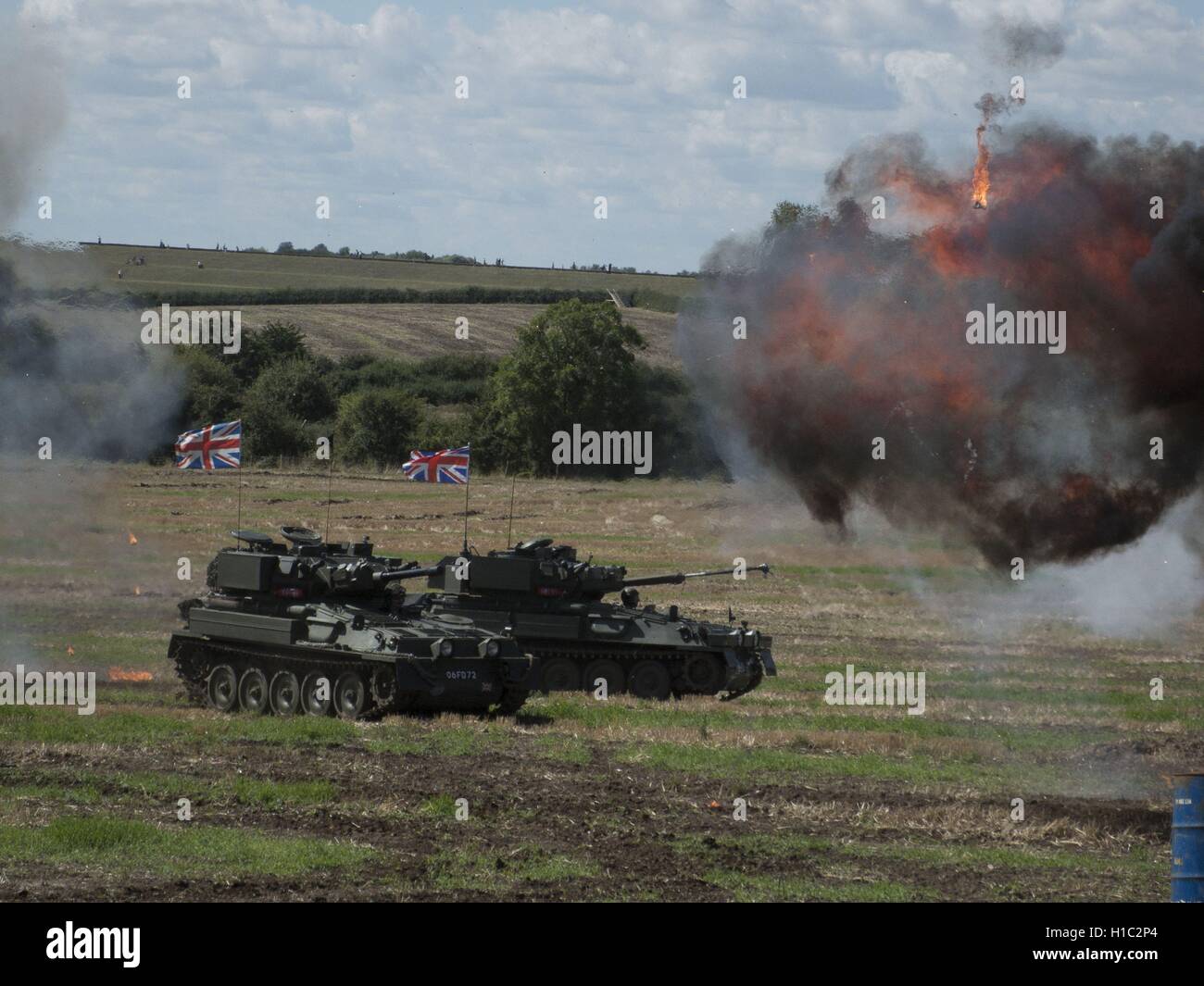Serbatoi, esplosioni, simulazione di battaglia, carri inglesi Foto Stock