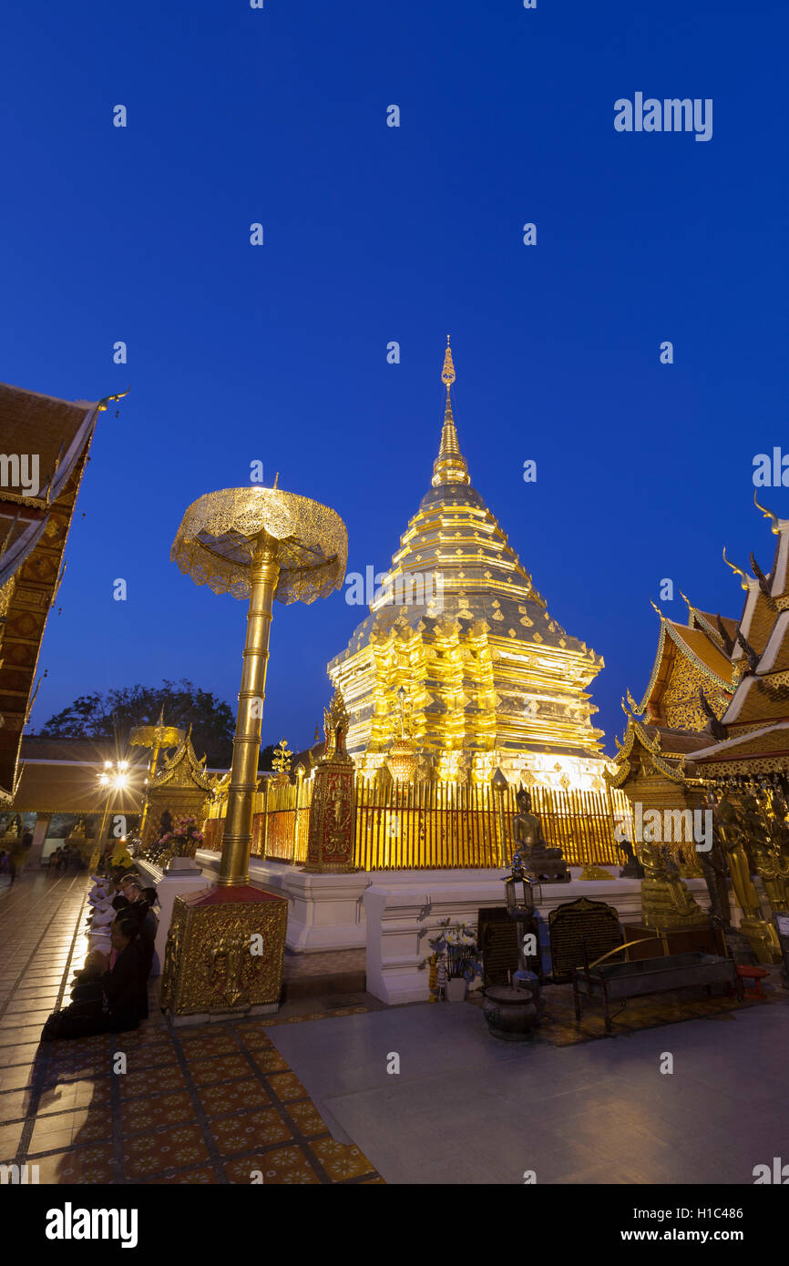 Wat Phra That Doi Suthep Temple di notte, Chiang Mai, Thailandia Foto Stock