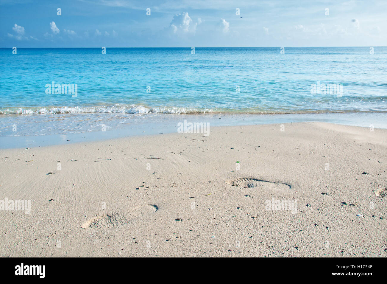 Vuoto Spiaggia Cubana Con Orme Nella Sabbia Guanabo A Est