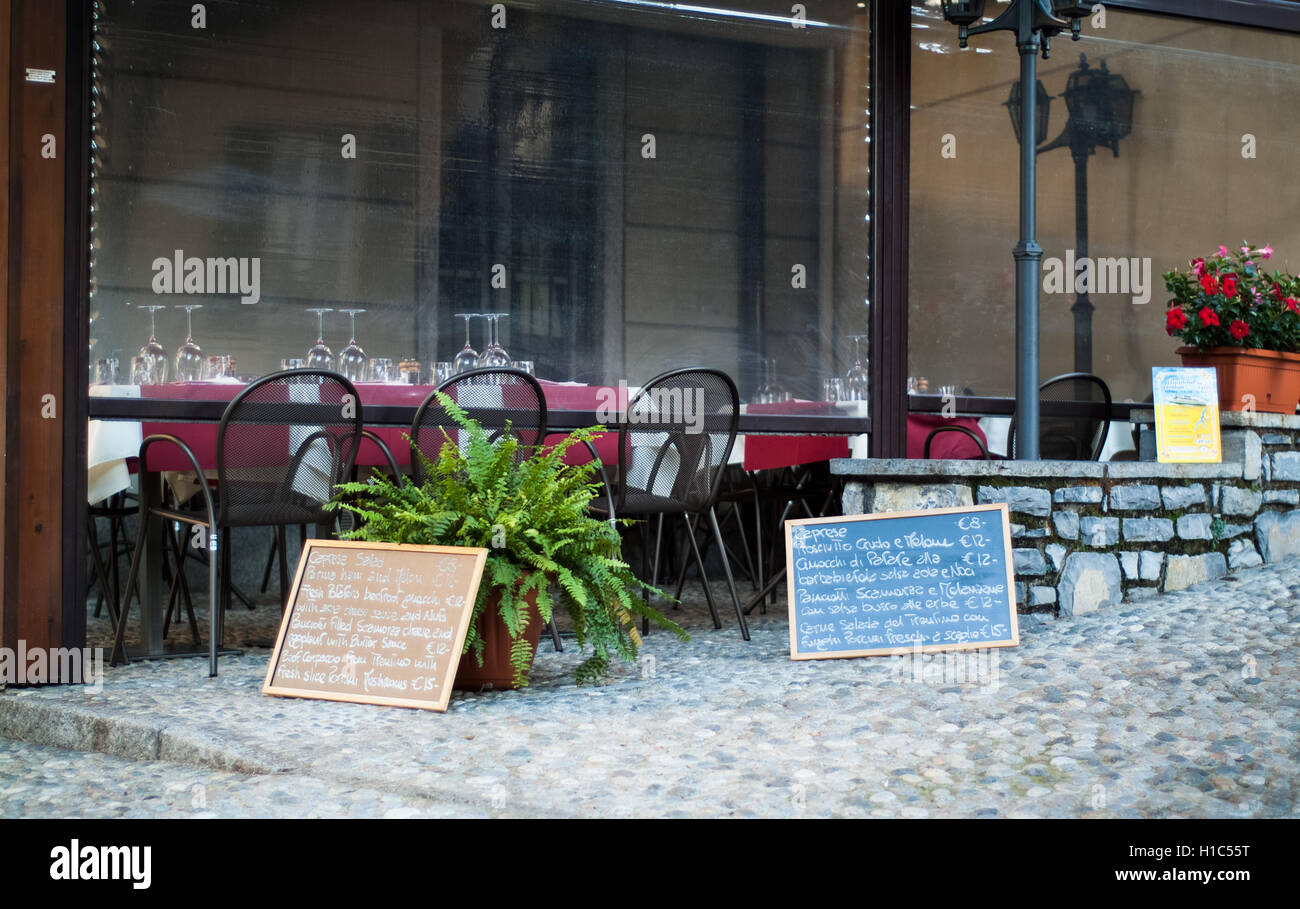 Varenna, Italia - 4 Settembre 2015: schede di menu fotografata al di fuori di un ristorante a Varenna, una destinazione turistica vicino al lago Foto Stock