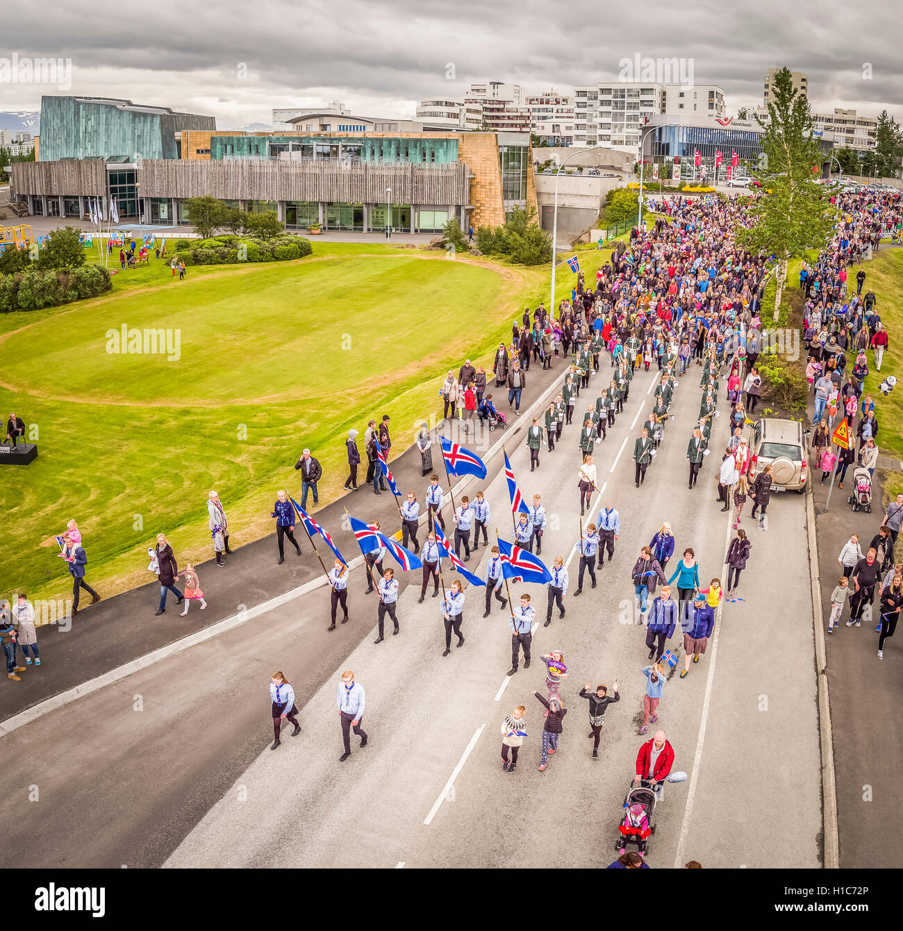 Giorno di indipendenza in festa a Kopavogur, un sobborgo di Reykjavik, Islanda. Questa immagine viene girato utilizzando un drone. Foto Stock