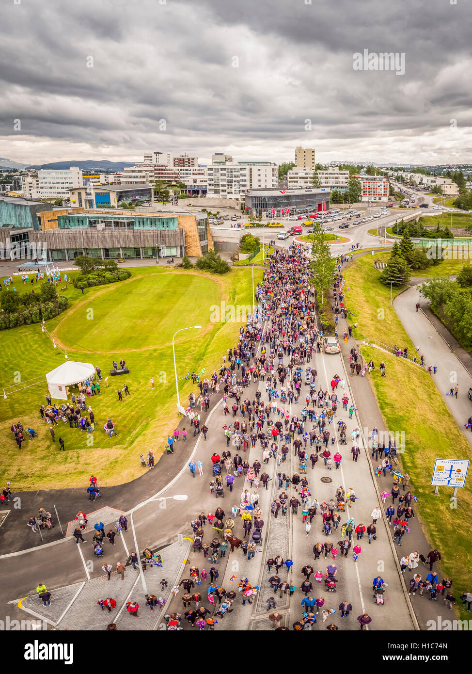 Giorno di indipendenza in festa a Kopavogur, un sobborgo di Reykjavik, Islanda. Questa immagine viene girato utilizzando un drone. Foto Stock