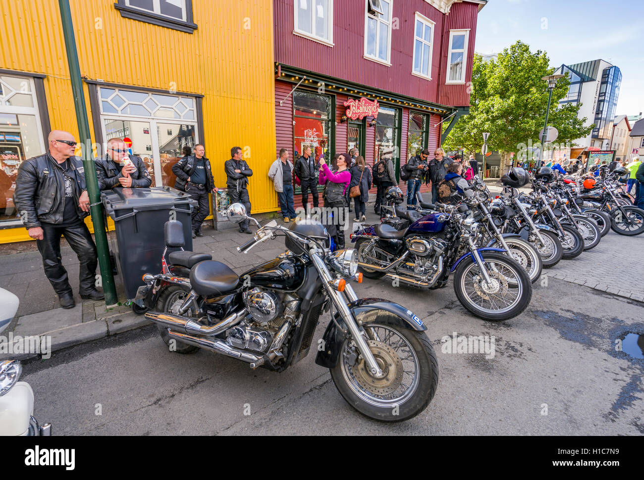 Motocicli allineati durante il Festival Menningarnott-Cultural a Reykjavik, Islanda Foto Stock