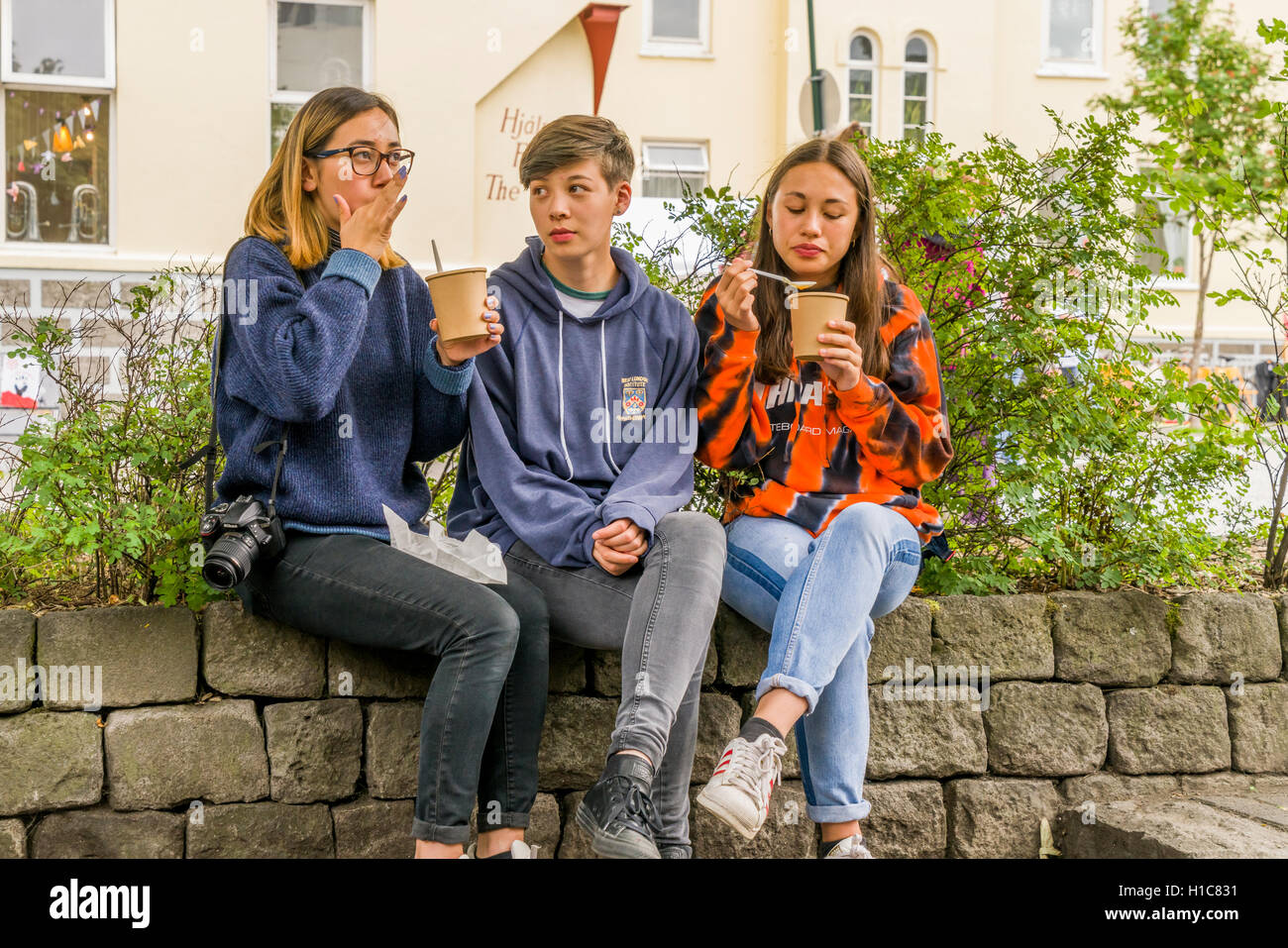 Teen avente uno snack durante il Festival Menningarnott-Cultural a Reykjavik, Islanda Foto Stock