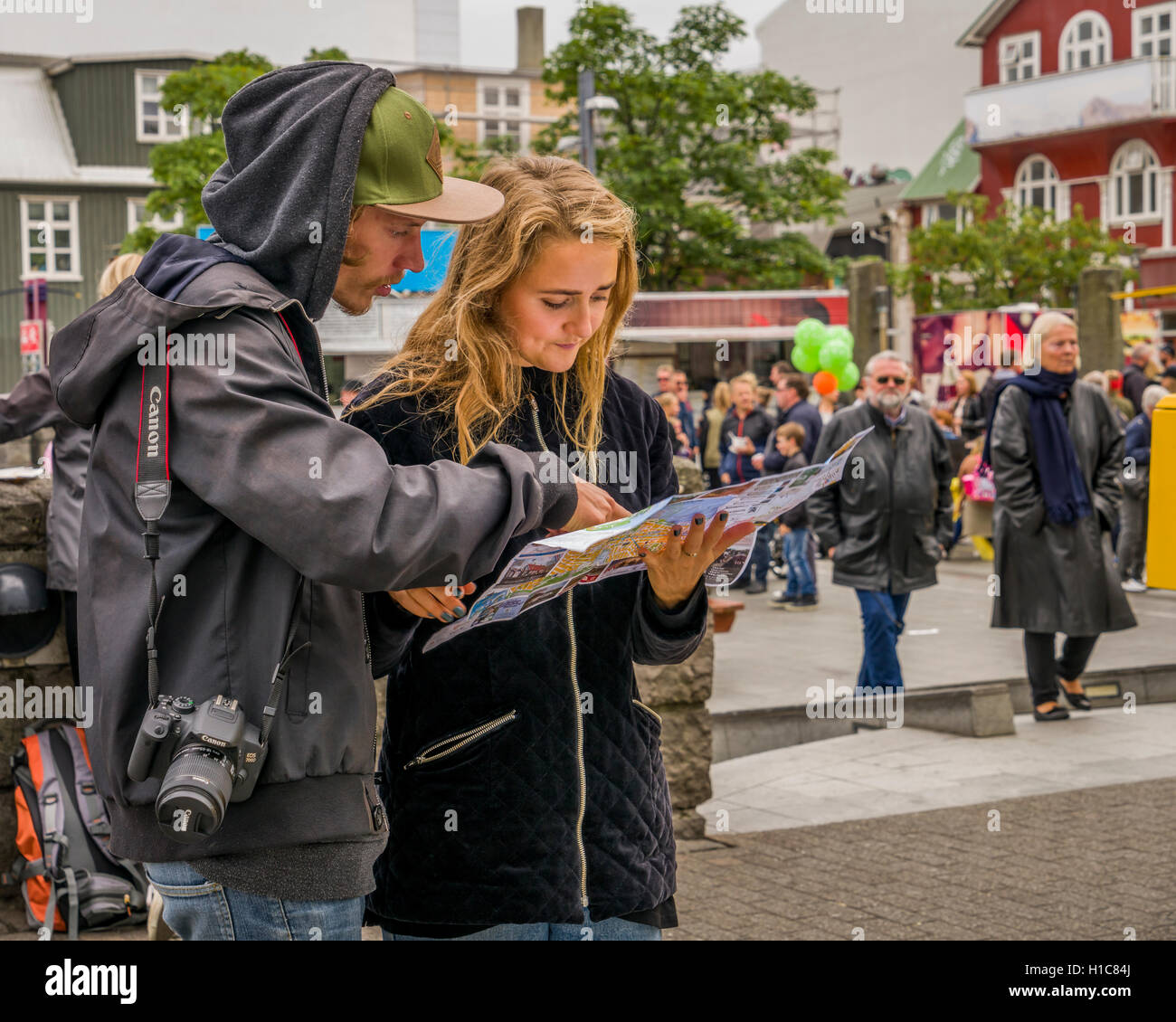 Giovane guardando una mappa durante il Festival Menningarnott-Cultural a Reykjavik, Islanda Foto Stock