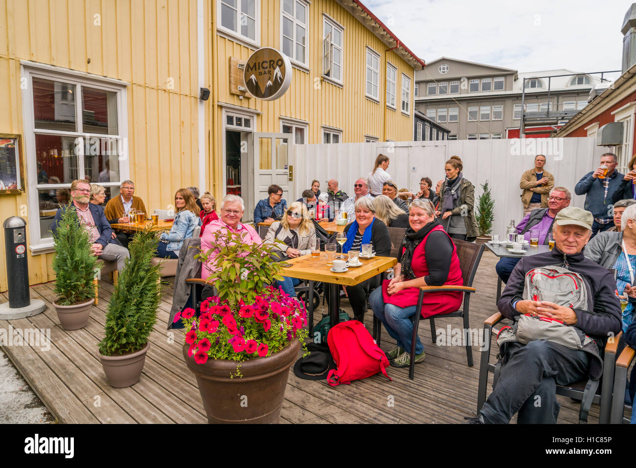 La gente guarda la musica all'aperto durante Menningarnott, il Festival Culturale a Reykjavik, Islanda Foto Stock