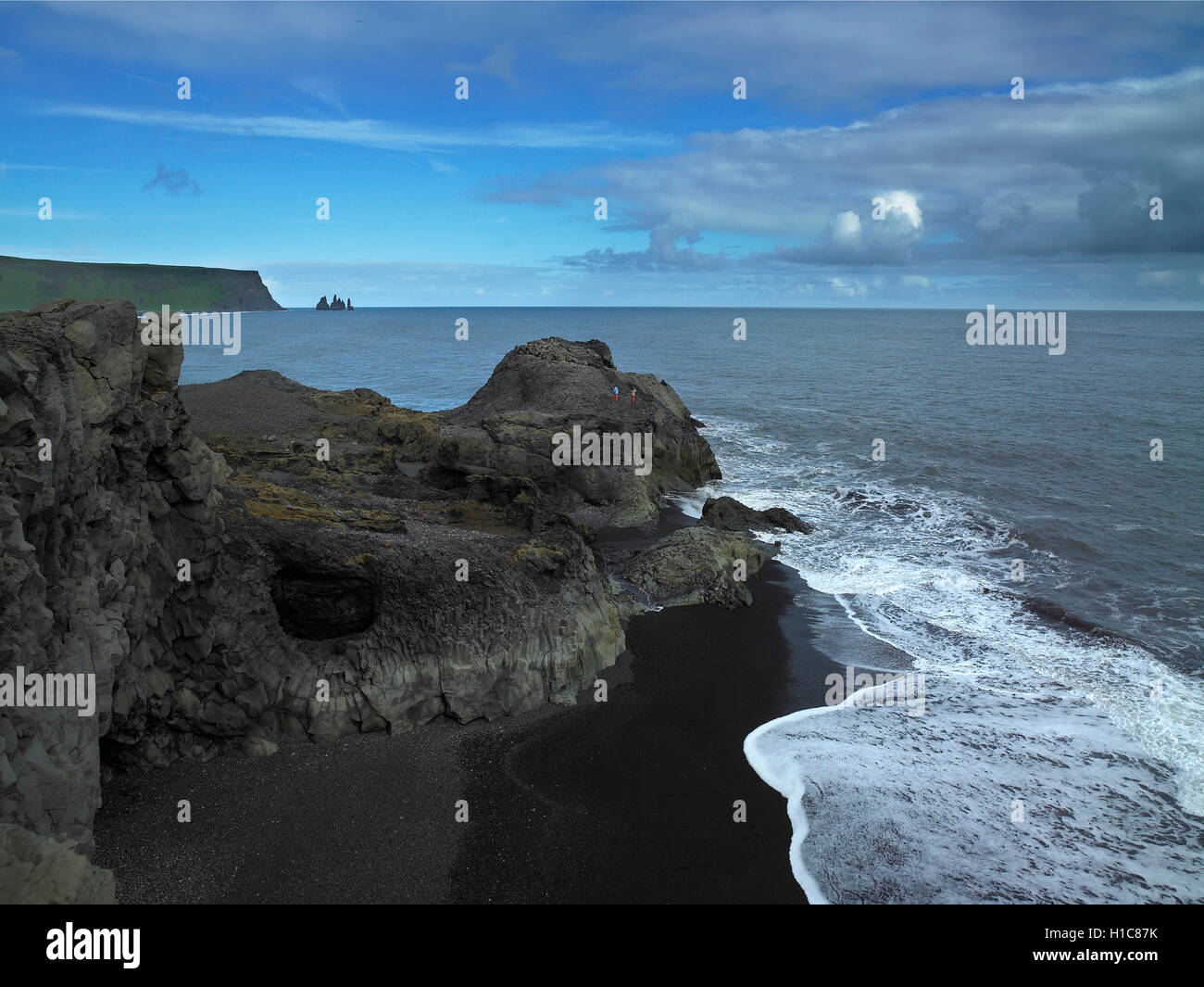 Spiaggia di sabbia nera, Reynisdrangar scogliere, spiaggia Reynisfjara, Islanda Foto Stock