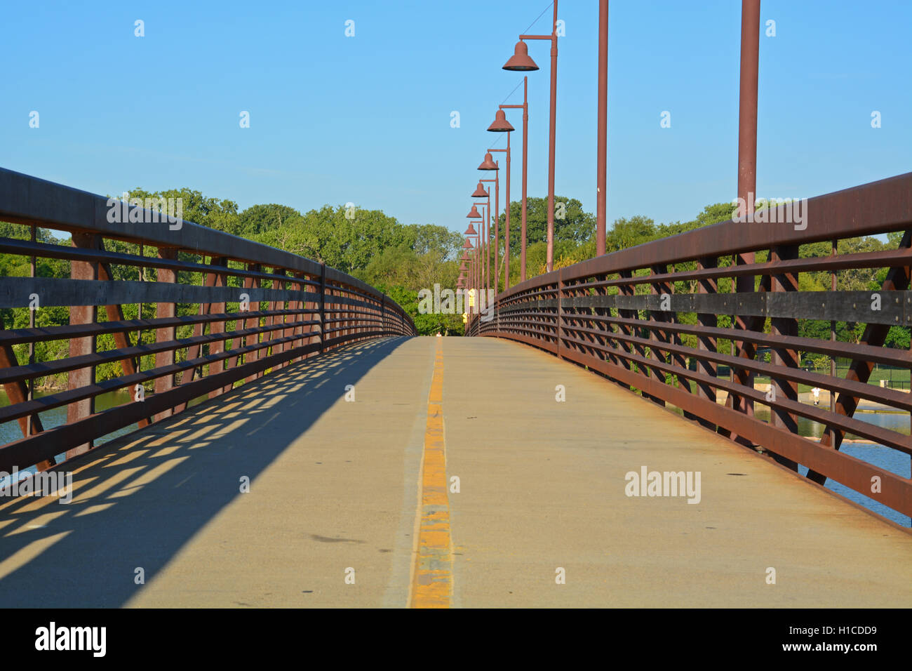 Il Mockingbird punto passerella attraversa l'estremità nord del lago White Rock a Dallas e collega il jogging e percorsi ciclabili. Foto Stock