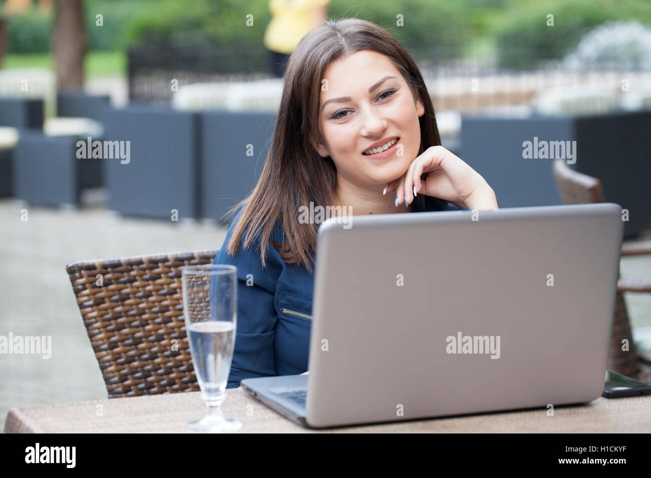 Bellissimo sfondo pausa caffè business computer coffee cup imprenditore  felice femmina internet iphone laptop lifestyle on line p Foto stock - Alamy