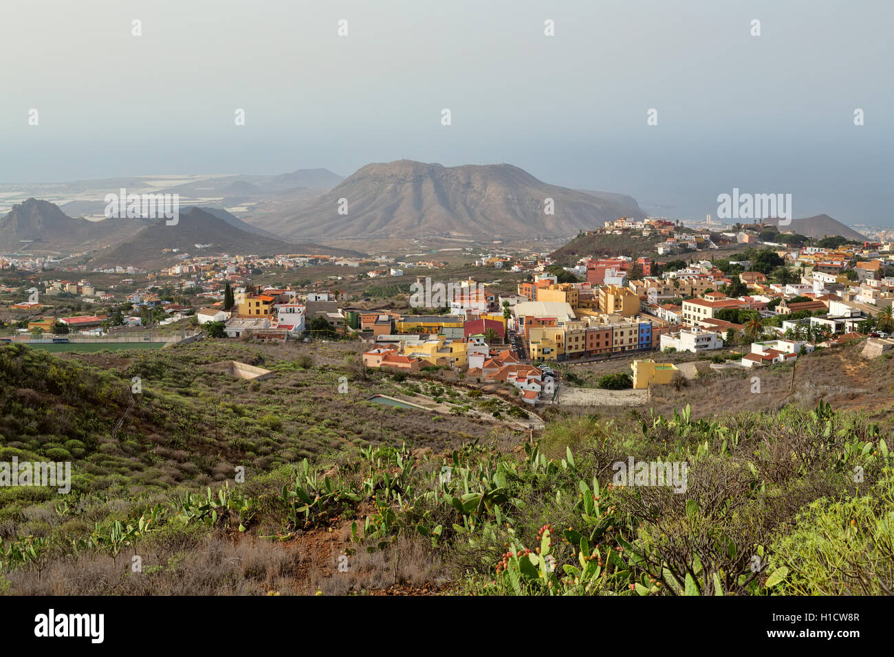 Case in valle di montagna del vulcano. Foto Stock