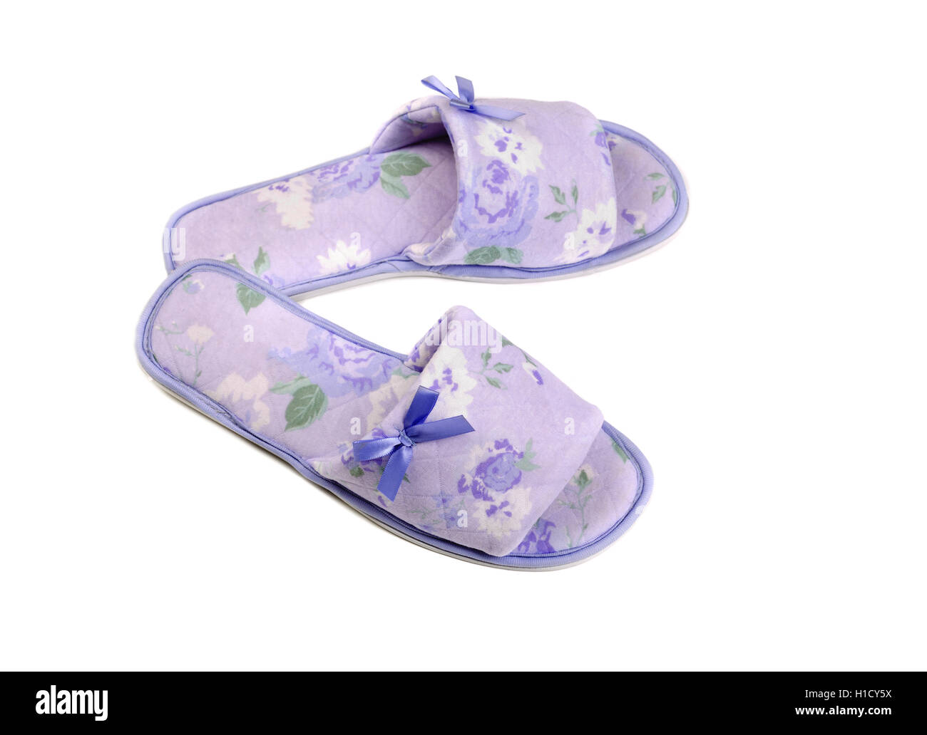 Coppia di viola le pantofole. Isolare il bianco. Foto Stock