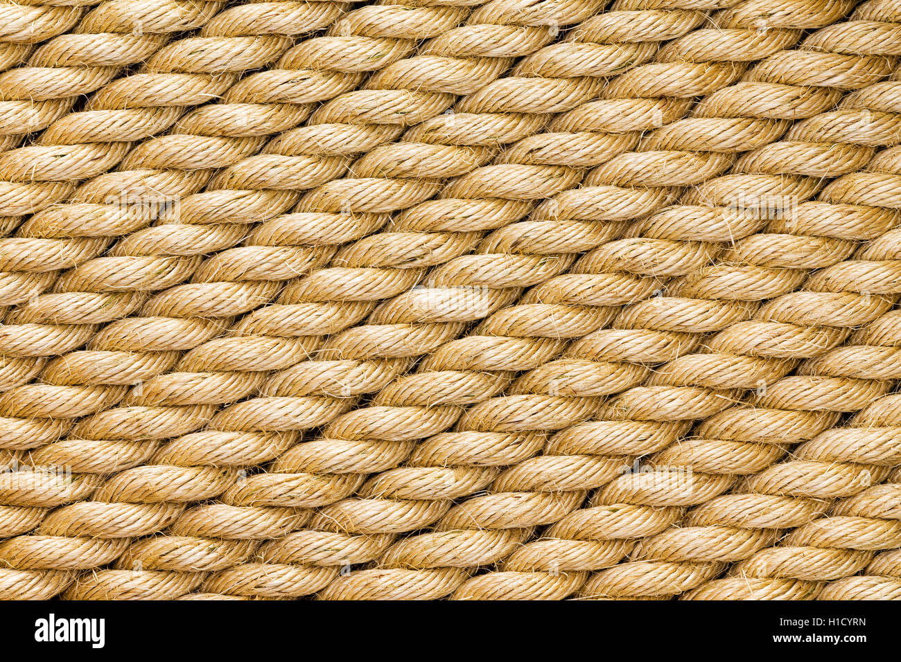 Trefoli diagonale di un nuovo spessore sisal e corda di canapa intrecciata con fibre intrecciate in un frame completo vicino la texture di sfondo Foto Stock