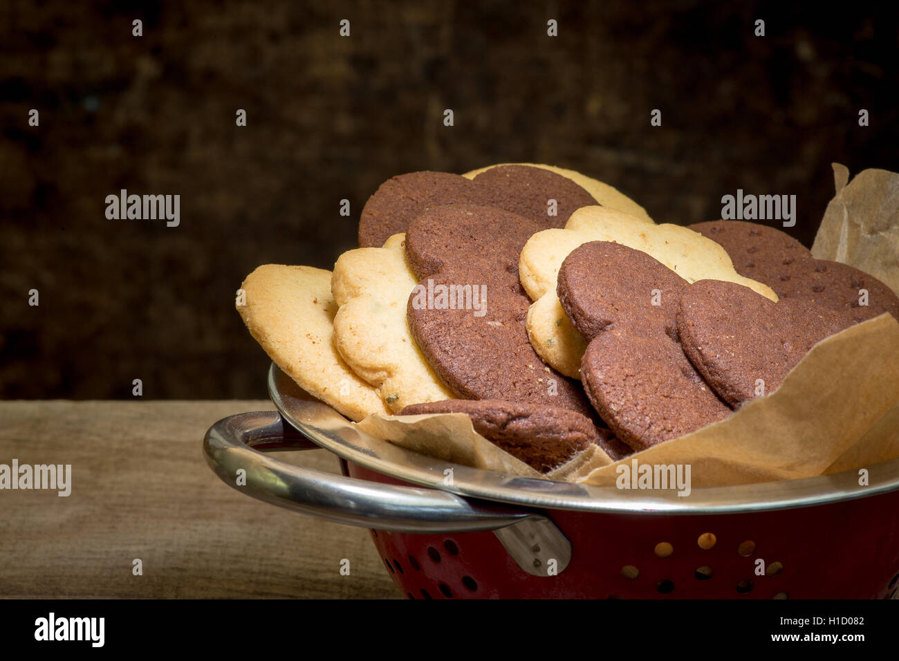 Mexican cioccolata calda, limone timo e classic vaniglia biscotti frollini nel recipiente stagno con sfondo scuro Foto Stock