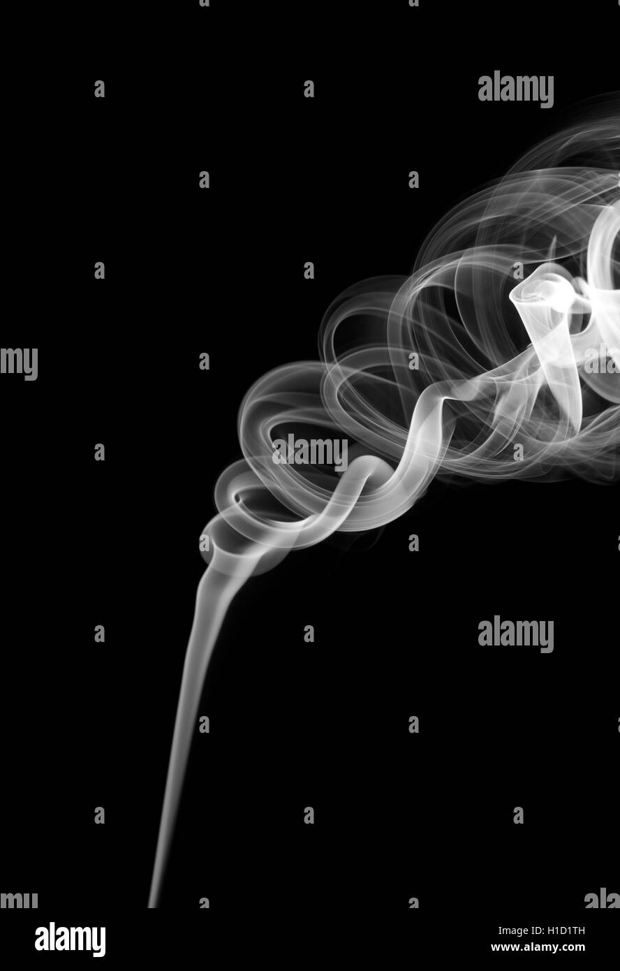 Fumo astratto isolato su sfondo nero Foto Stock