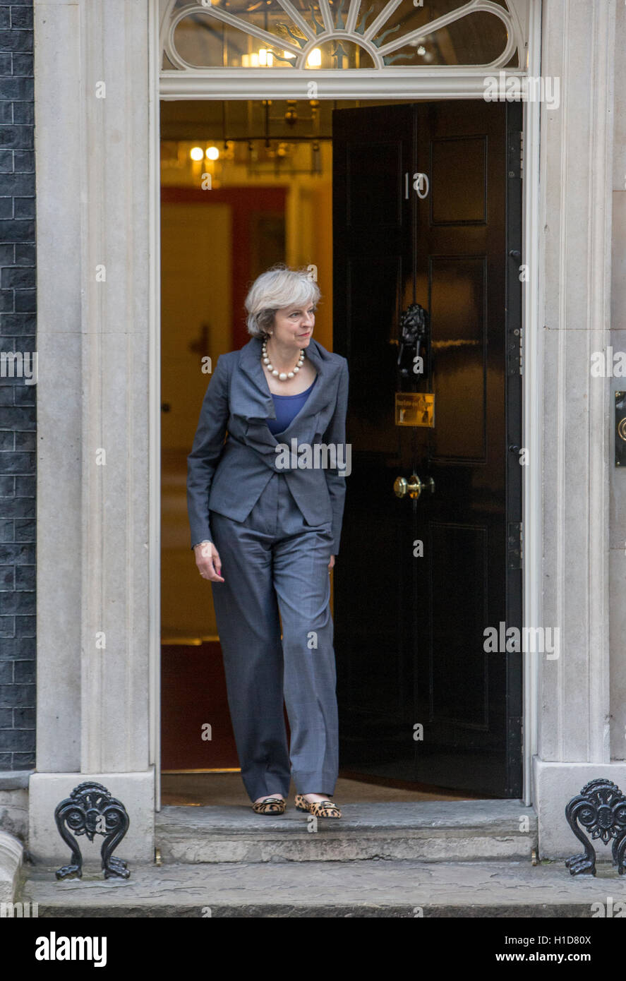 Il primo ministro,Theresa Maggio,lascia la porta del numero 10 di Downing street Foto Stock