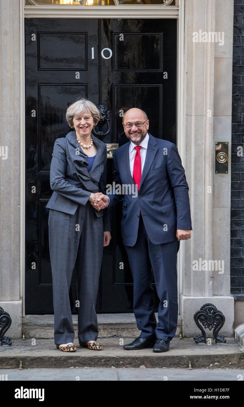 Il Primo Ministro inglese Theresa Maggio (L) stringe la mano con il Presidente del Parlamento europeo,Martin Schulz (R) a 10 Downing St Foto Stock