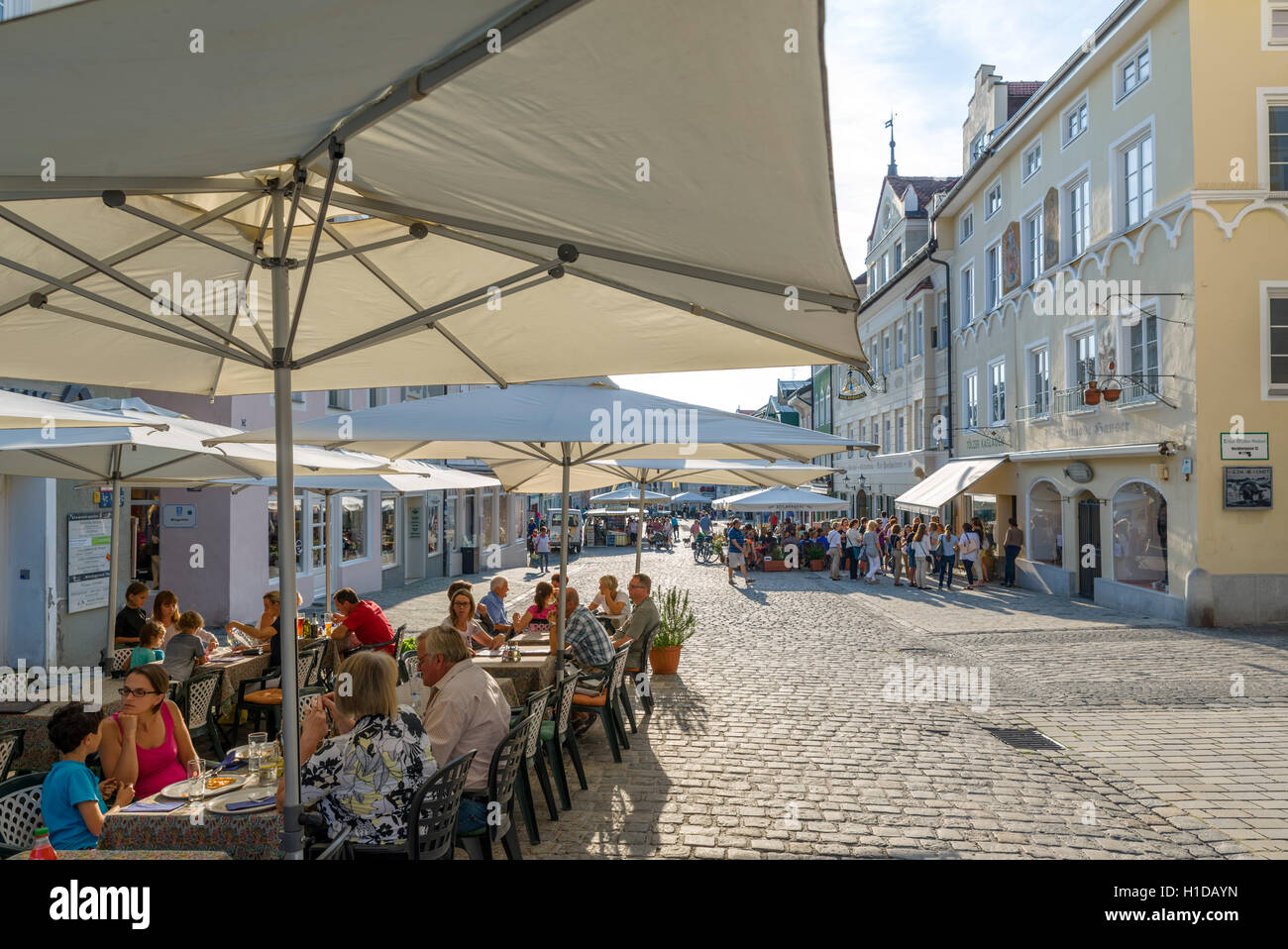 Caffetterie, bar e ristoranti su Markstrasse nel tardo pomeriggio, Bad Tölz, Baviera, Germania Foto Stock